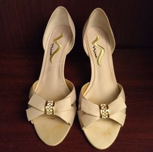 Cream, front bow, Size 9M shoes